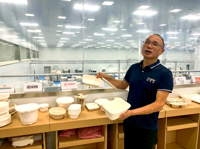 广西福斯派环保科技总经理张曙明展示公司产品