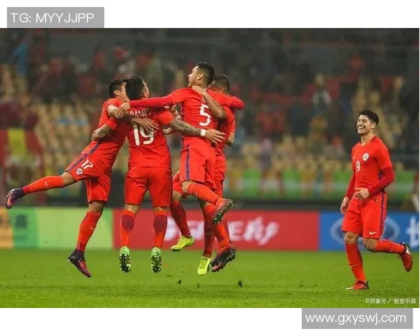 天主大学与圣地亚哥漫游者的激烈对决引发球迷热情高涨